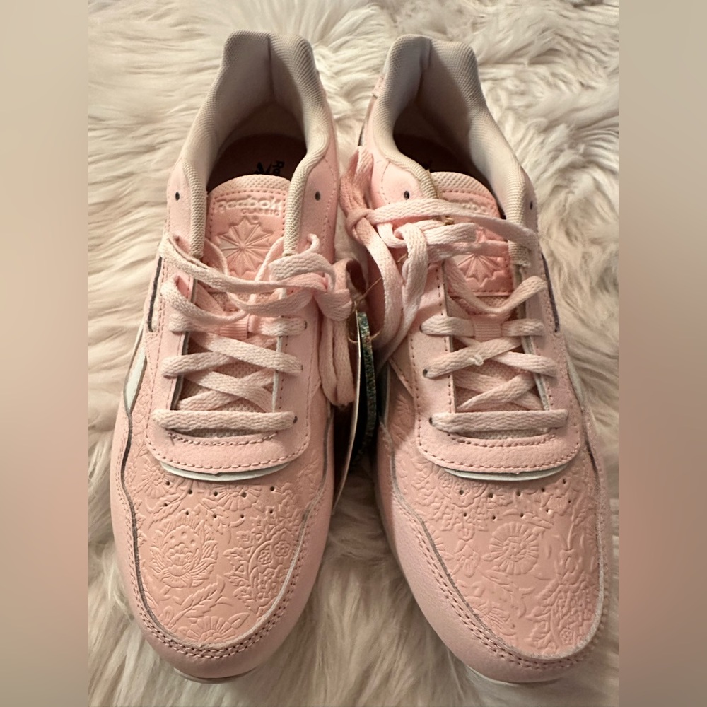REEBOK CL HARMAN RUN
WOMEN